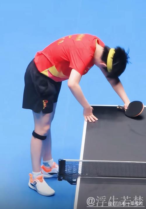 王楚钦绝妙神技！勒布伦失控，一脚踢飞乒乓球